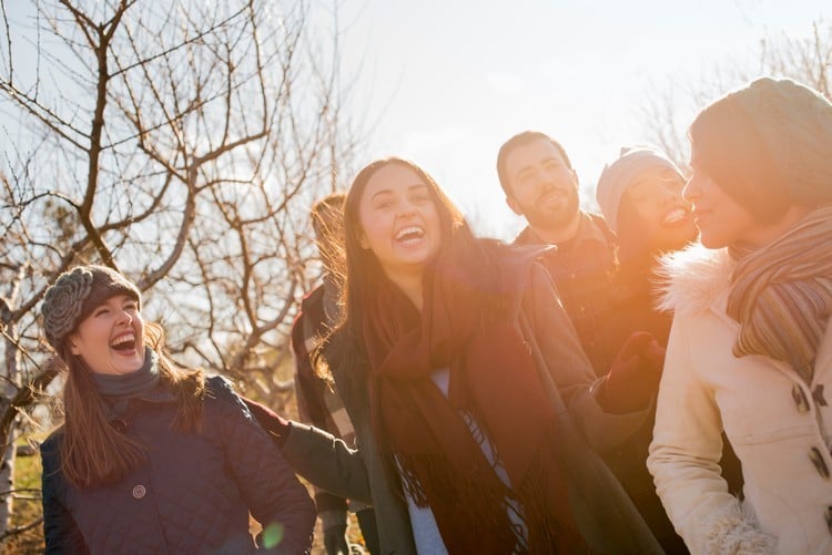 Tipps gegen Winterdepression mit Freunde draußen spazieren