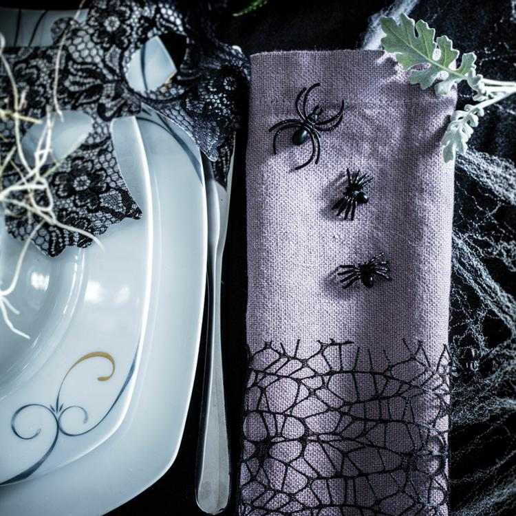 Tisch dekorieren zu Halloween mit Spinnen