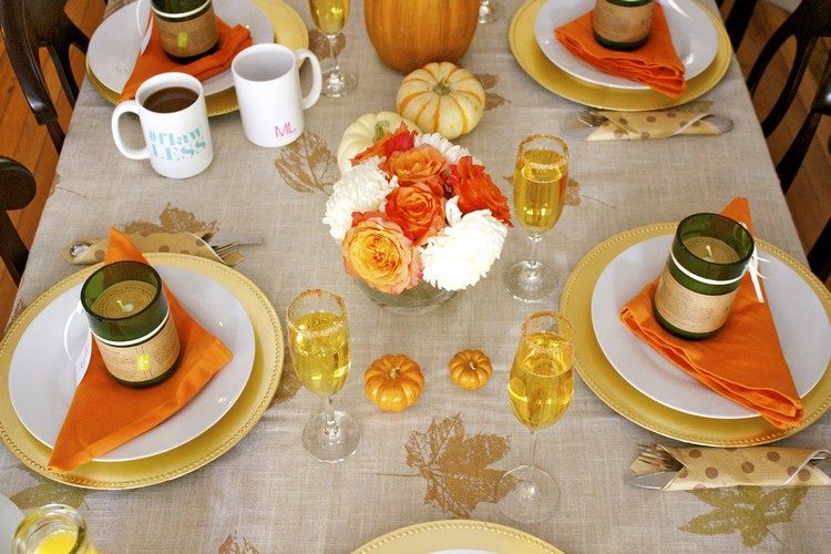 Tischdeko Ideen für Herbstbrunch mit Blumen und Zierkürbis