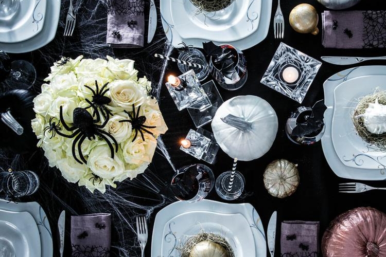 Tischdeko zu Halloween in dunklen Farben