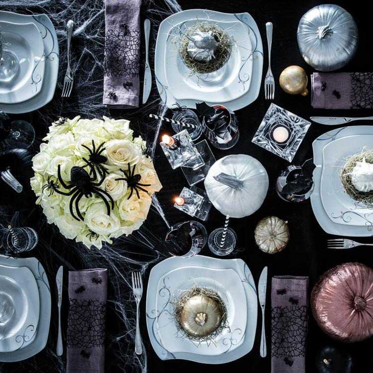 Tischdeko zu Halloween in dunklen Farben