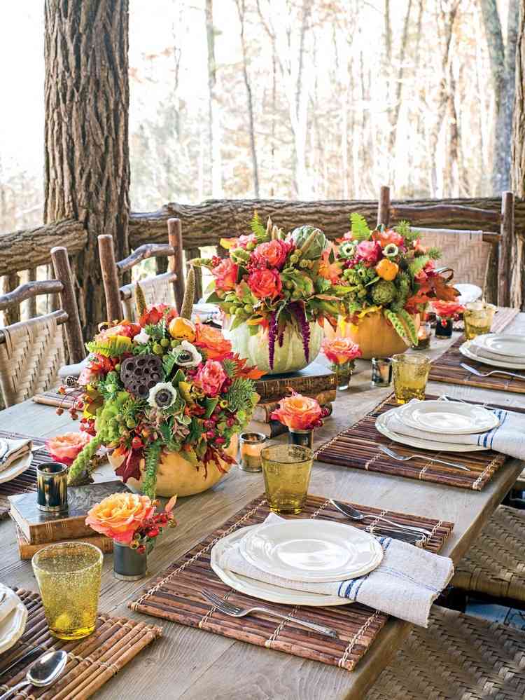 Tischdeko zum Geburtstag im Herbst mit Blumengestecken
