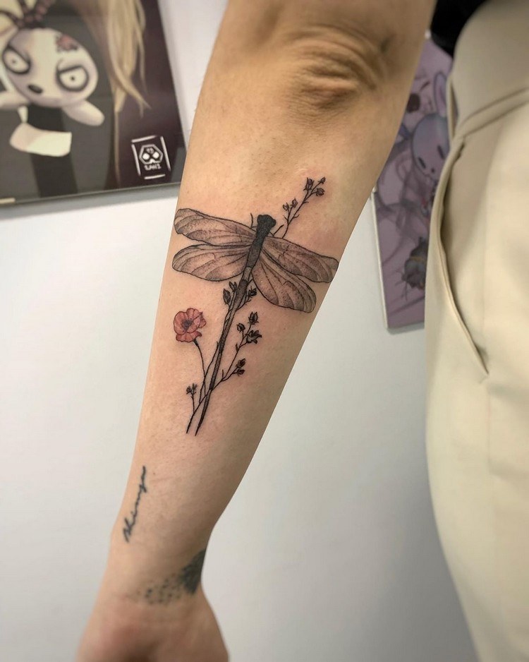 Unterarm Tattoodesign für Frauen Libelle Bedeutung Tattoo