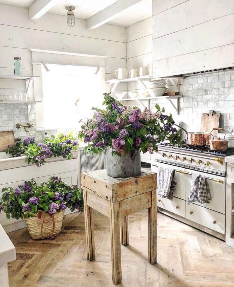 Vintage Küche Deko mit Blumen als Akzent