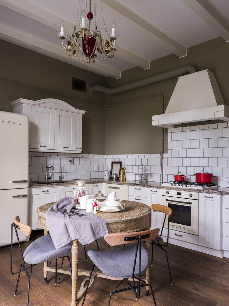 Vintage Küche Küchengeräte im Retro Stil olivengrüne Wand