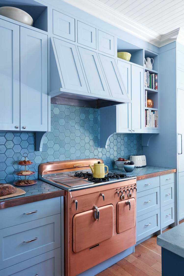 Vintage Küche in Blautönen mit Kupfer Akzenten