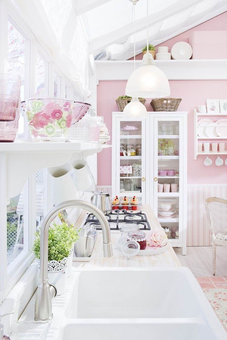 Vintage Küche mit rosa Tapeten weißen Küchenmöbel