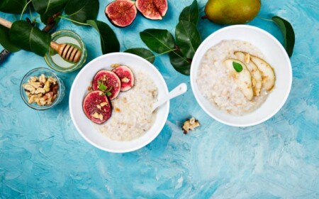 Warmes Frühstück Haferbrei mit Birnen und Feigen