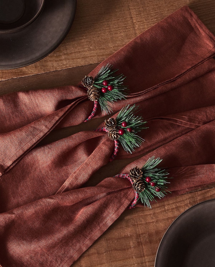 Weihnachten im Chalet Stil Servietten in dunklen Farben mit Serviettenringen aus Naturmaterialien