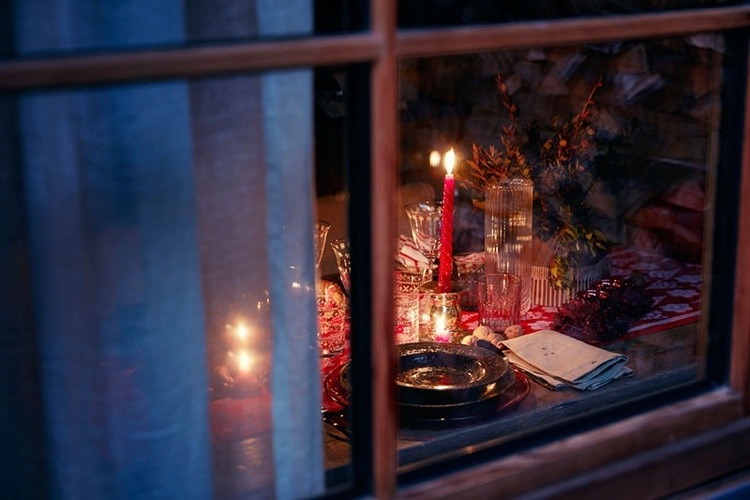 Weihnachten im Chalet Stil Tischdeko mit roten Kerzen