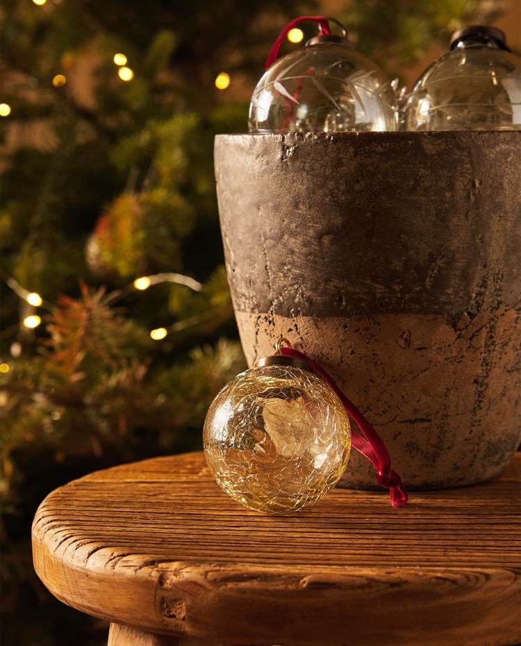 Weihnachten im Chalet-Stil Vasen und Töpfe und Kristallkugeln