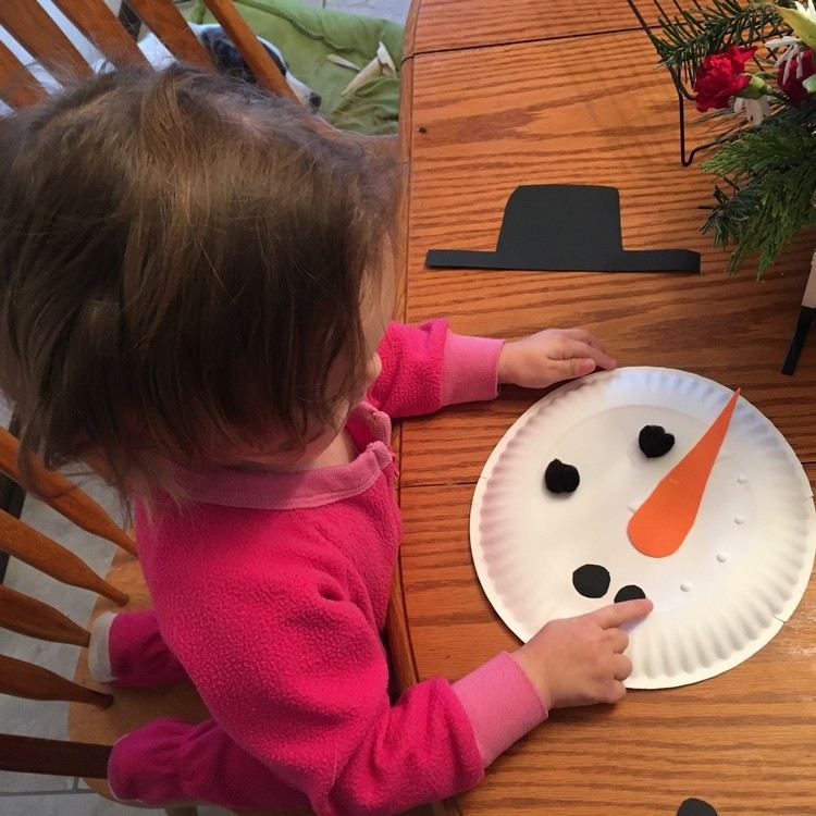 Weihnachtsbasteln Kleinkinder mit Pappteller Schneemann