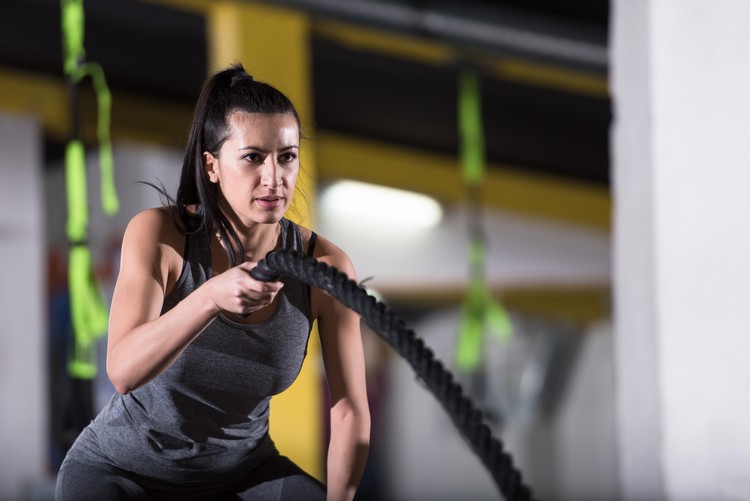 Wilde Seile Training Battle Roap Übungen Ganzkörper Trainingsplan für Frauen