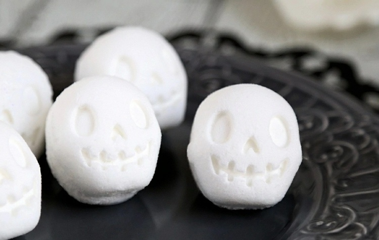 Witzige Idee für Halloween - Weiße Badebomben in Form von Totenköpfen