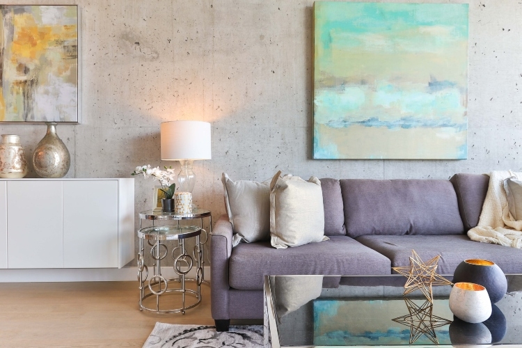Wohnzimmer mit Leinwand Bildern abstrakt als Deko