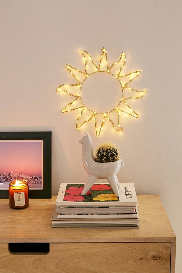 Wohnzimmer mit Lichterketten dekorieren Sonne über der Kommode