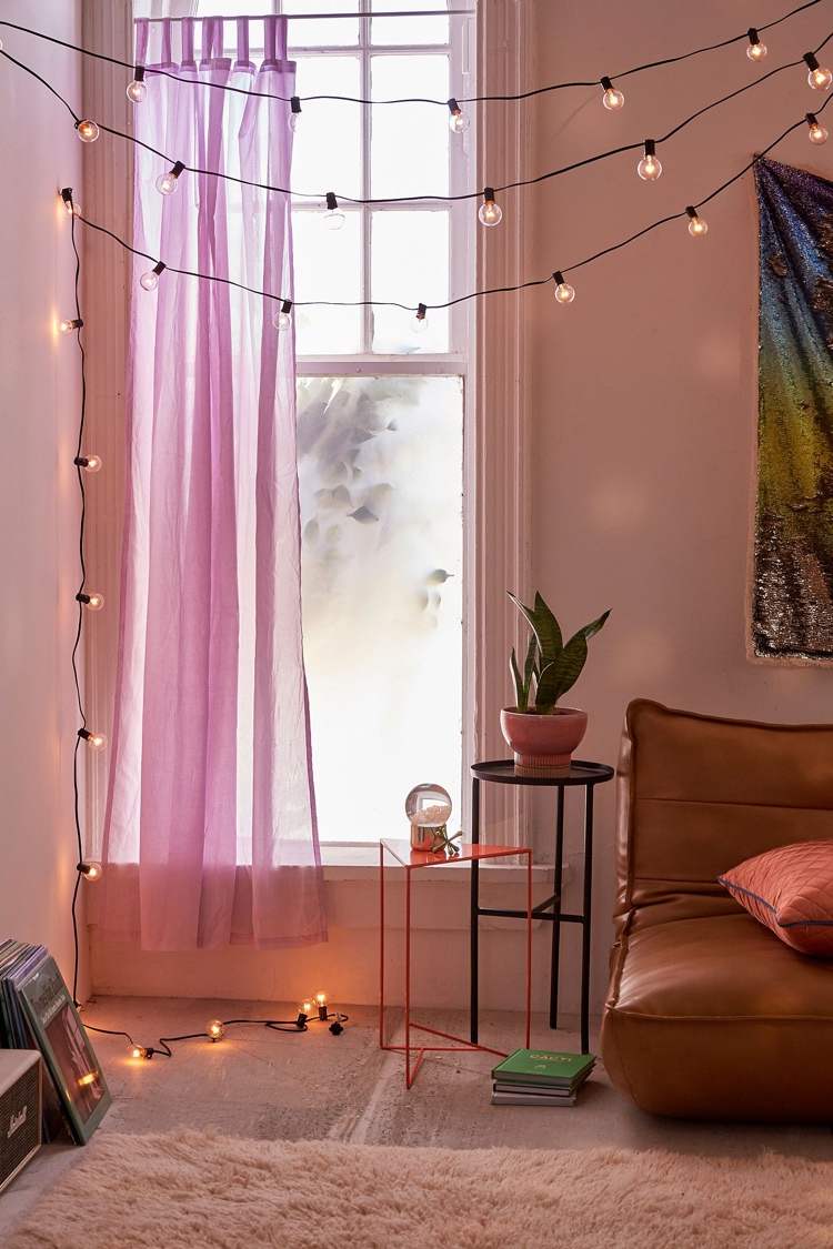 Wohnzimmer mit Lichterketten dekorieren modern beleuchten Ledercouch und Metall-Beistelltisch