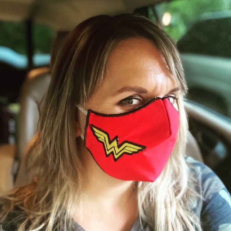 Wonder Woman Atemschutzmaske mit goldenem Symbol