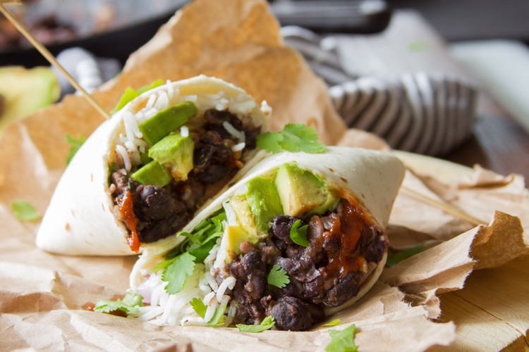 Würzige Burritos mit schwarzen Bohnen und Avocado