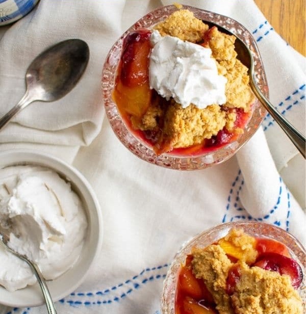 Zwetschgen Dessert im Glas - Cobbler mit Pfirsich und Teigstückchen