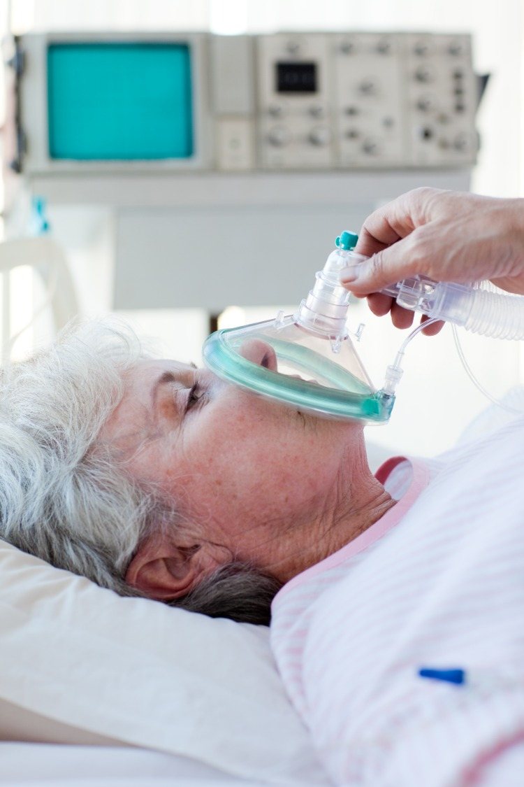 ältere frau als patientin bekommt hilfe durch beatmung im krankenhaus wegen coronavirus