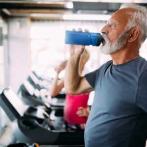 ältere erwachsene benötigen öfter wasser zur hydration beim sport