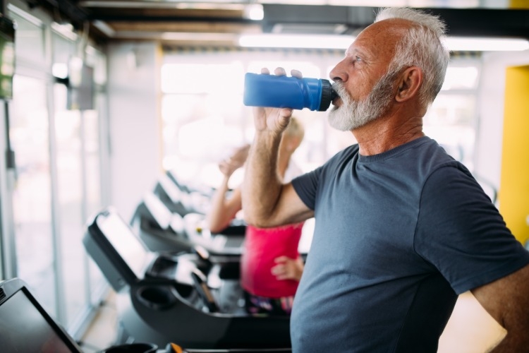 ältere erwachsene benötigen öfter wasser zur hydration beim sport