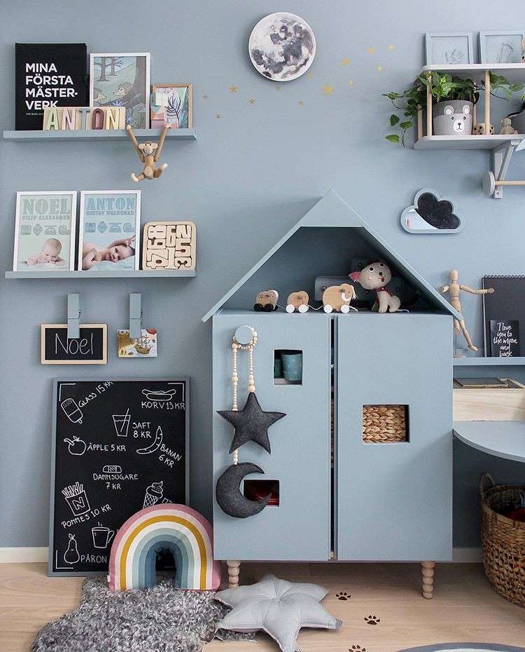 blaues Kinderzimmer skandinavisch mit Kreidetafeln einrichten