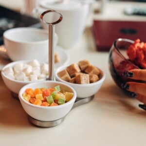 braunzucker und früchte neben eis am morgen verzehren