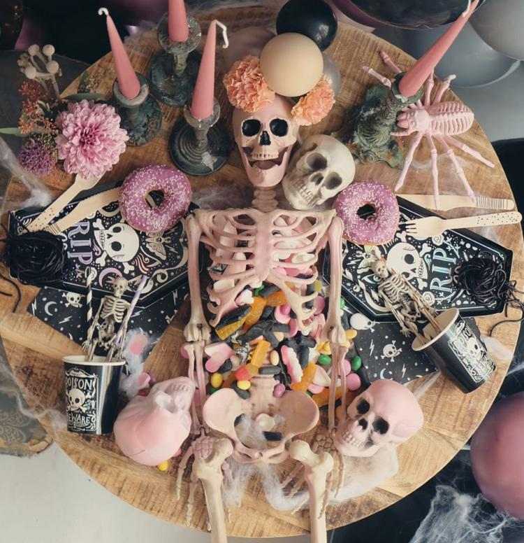 Bunte Skeletten mit Süßigkeiten gefüllt