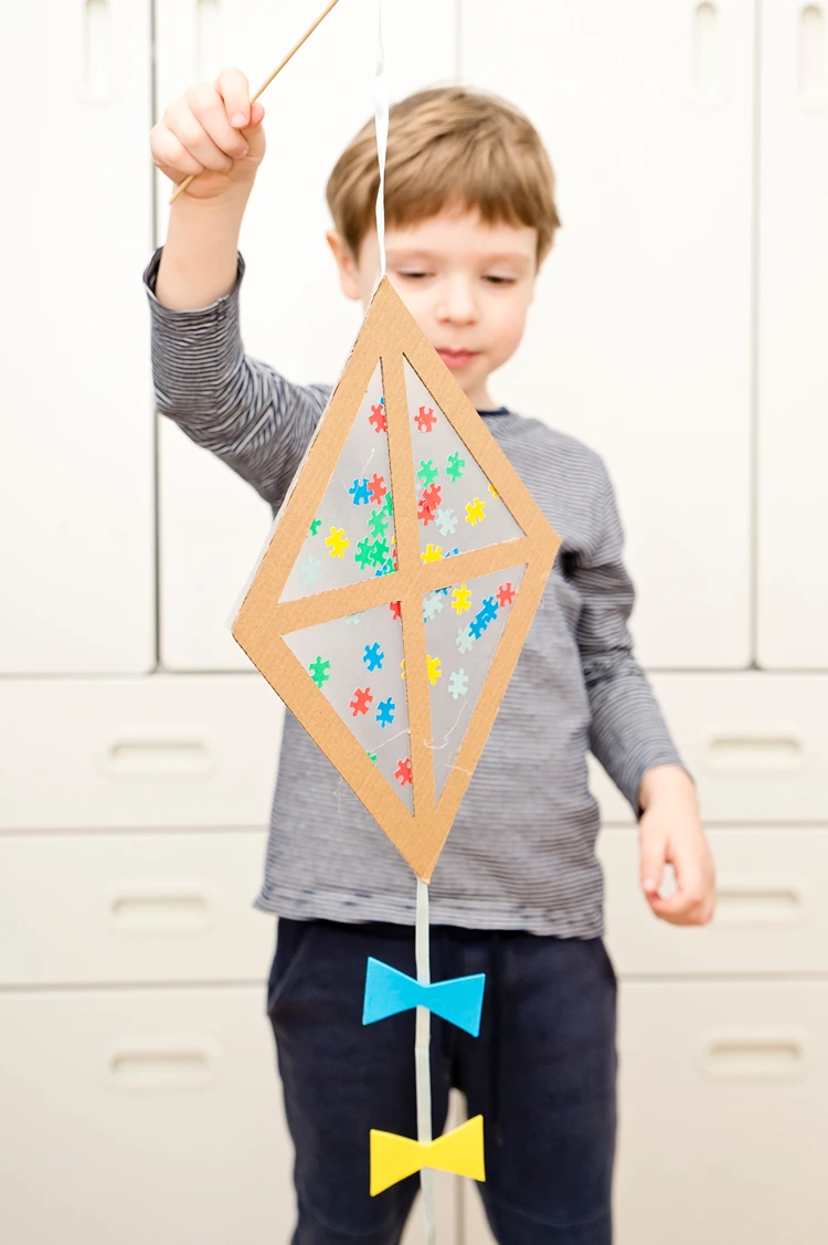 Drachen basteln als Hrebstdeko mit Pappe, Puzzleteile und Klebefolie