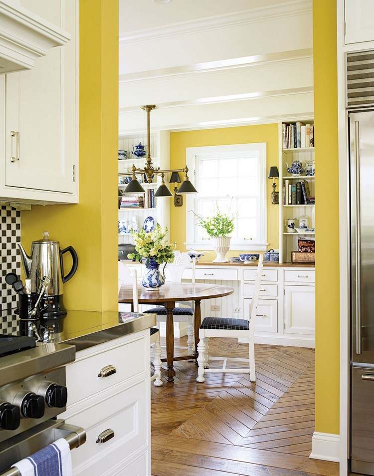 gelbe Wände in Vintage Küche mit weißen Küchenmöbeln