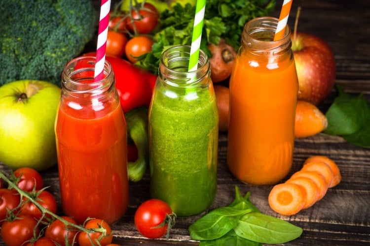 gesunde Gemüsesäfte aus Tomaten Spinat und Karotten