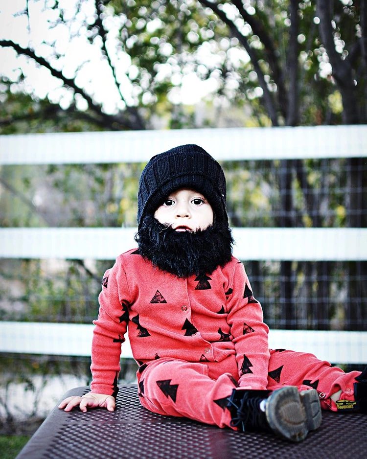 Kinderkostüm basteln mit einem kurzen Bart aus schwarzem Kunstfell