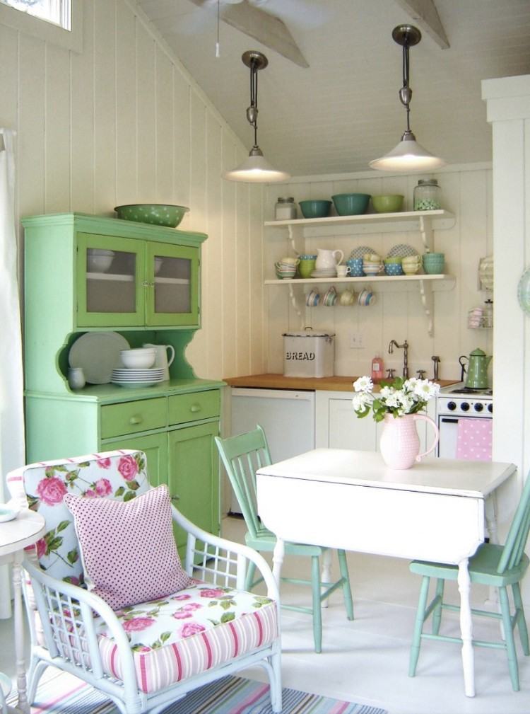 kleine Küche im Retro Stil in Pastellfarben