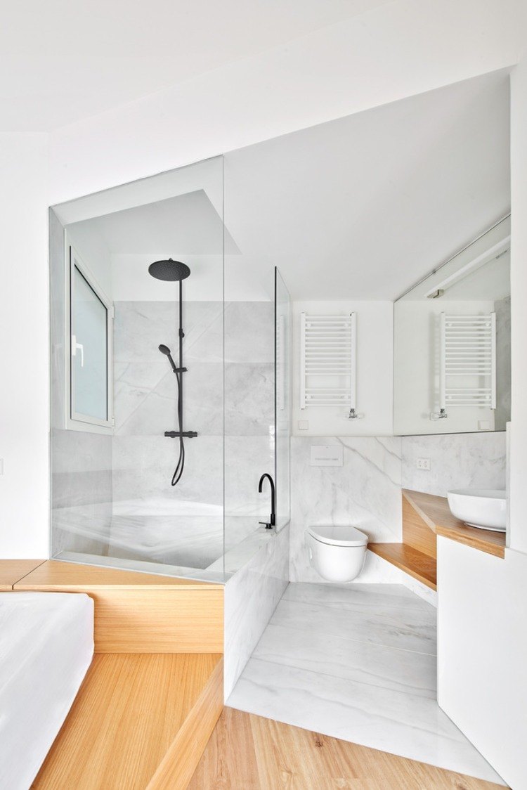 kleines badezimmer mit verkleidung aus marmor und holz mit trennwand aus glas