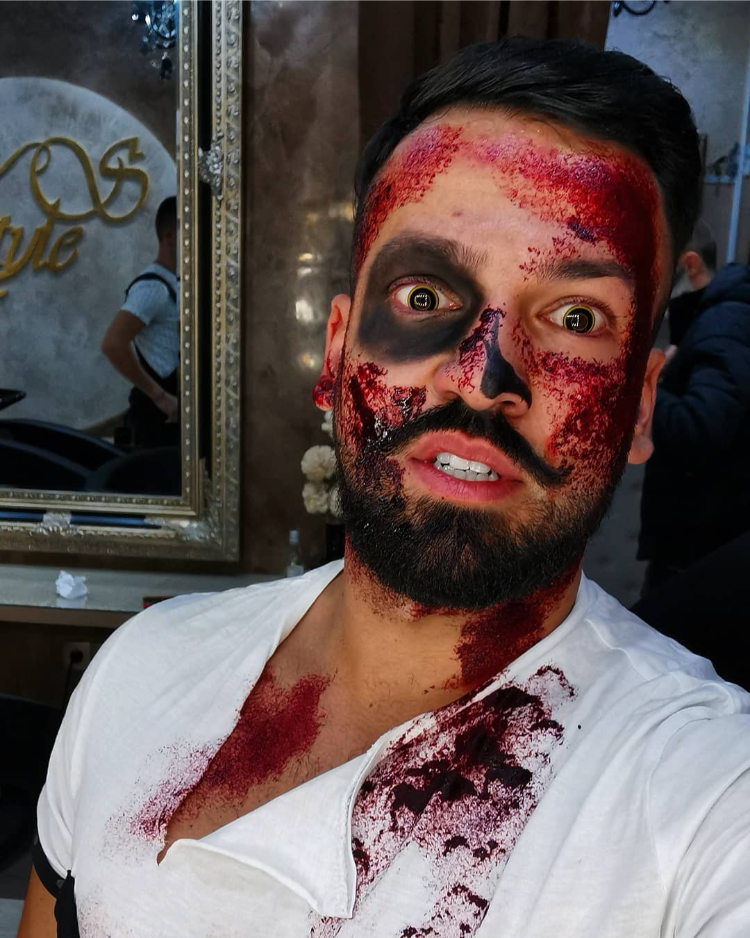 mann mit bart und make up für halloween mit kunstblut
