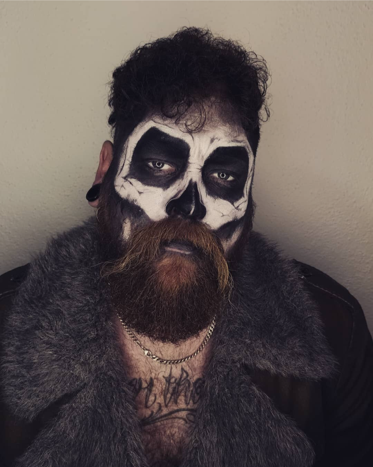 mann mit langem bart und schnurrbart mit make up für halloween