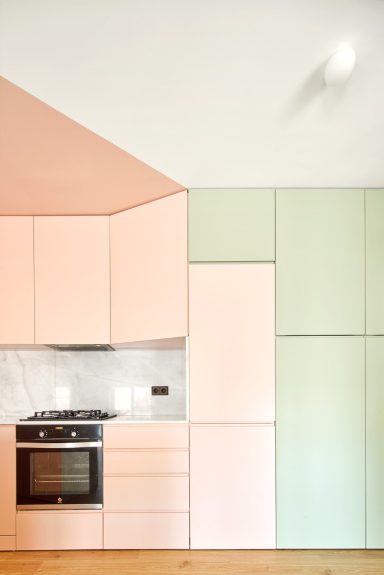 minimalistische und platzsparende einrichtung einer küche mit farbenfrohen schränken