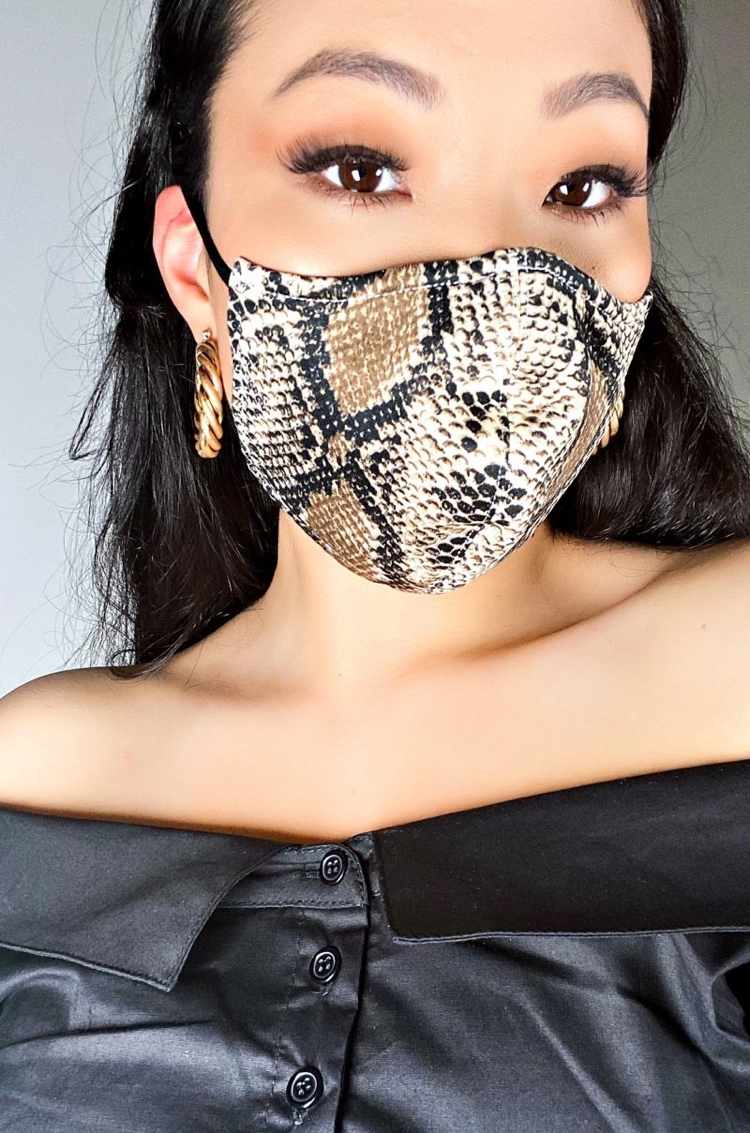 moderne Gesichtsmaske mit Schlangenhaut-Muster