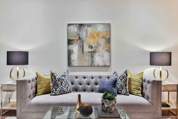 modernes Gemälde im Wohnzimmer über dem Sofa aufhängen