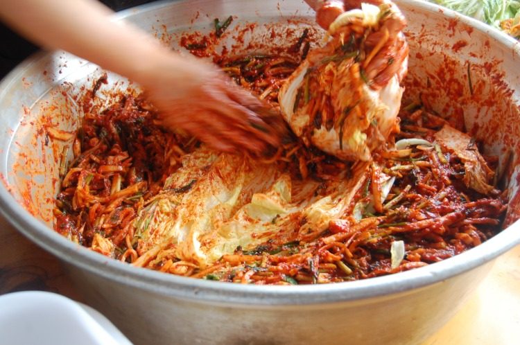 riesige schüssel mit gewürzmischung für kimchi selber machen und vermengen