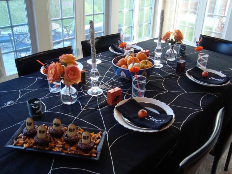 schwarze Tischdecke mit Spinnennetz