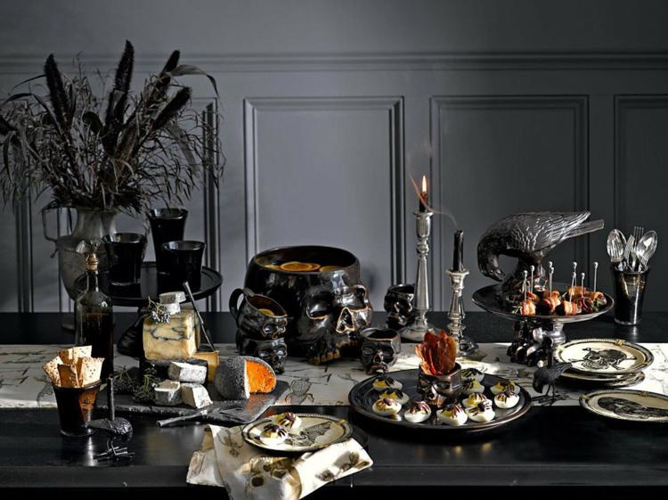 schwarze Tischdeko zu Halloween für eine gruselige Party