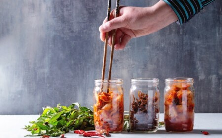 traditionelles koreanisches eingelegtes gemüse wie kimchi selber machen und mit essstäbchen konsumieren
