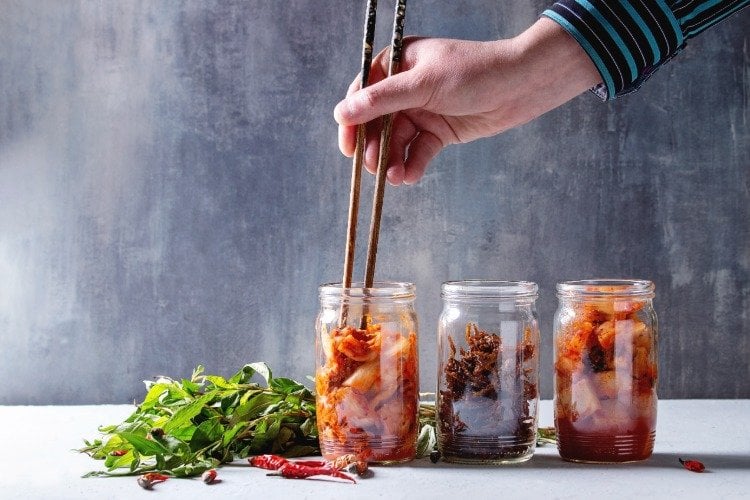 traditionelles koreanisches eingelegtes gemüse wie kimchi selber machen und mit essstäbchen konsumieren