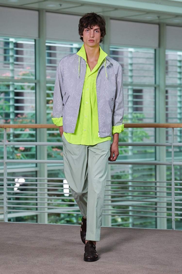 trendfarben in der herrenmode mit neo neon als hemd unter grauem sakko getragen