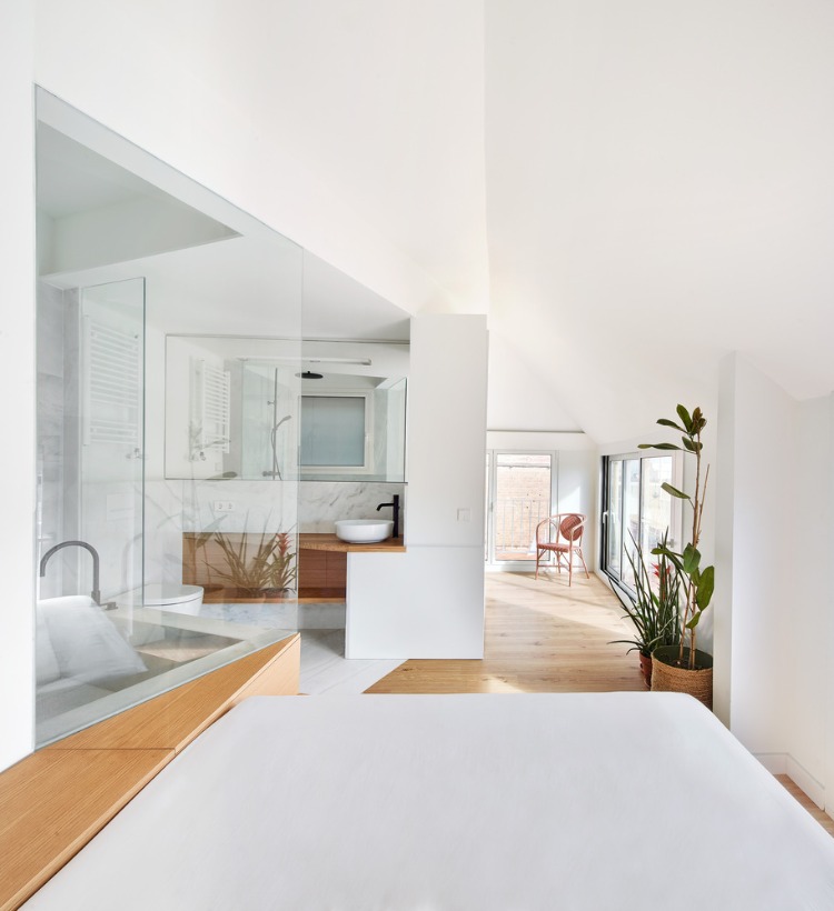weiße wände und glas in kombination mit holz für moderne und platzsparende einrichtung einer wohnung