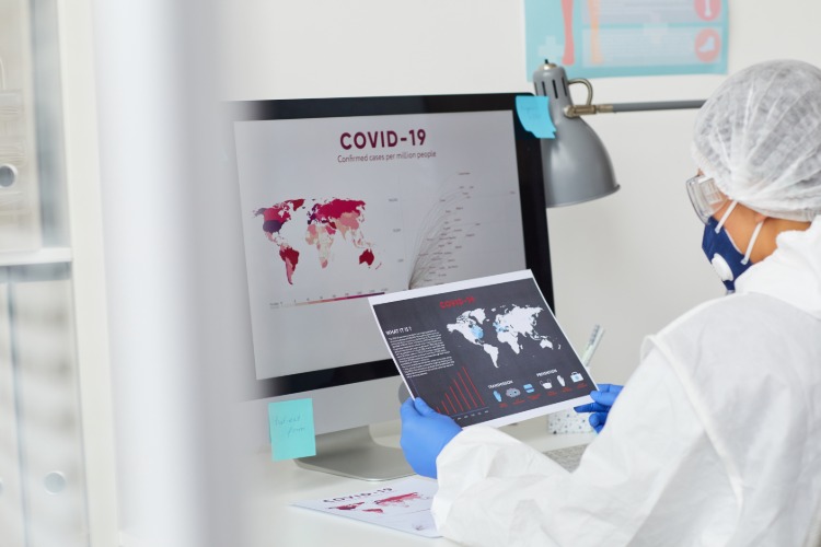 weltweite statistische daten übertragung des coronavirus auf einem computer im krankenhaus verfolgen