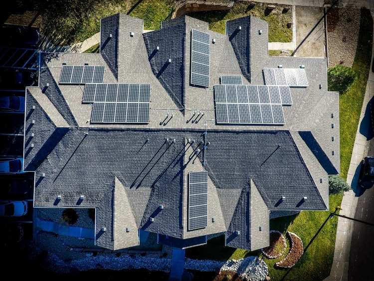 zu Ökogas umsteigen und Haus mit Solarpaneelen ausrüsten